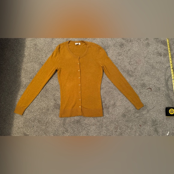 GAP Women’s Small Yellow U-Neck Button Cardigan - Picture 8 of 9